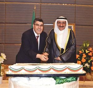 هاني حسين مشاركا السفير الجزائري خميس العريفي قطع كيكة الاحتفال﻿