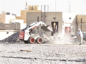 جانب من اعمال اصلاح مواقف السيارات﻿