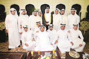 المعرس متوسطا عددا من الاصدقاء في لقطة تذكارية

