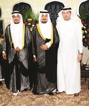 صلاح العنزي وعلي السرحان يباركان
