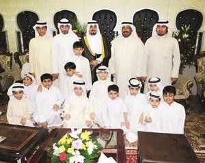 المعرس في لقطة تذكارية مع عدد من الاهل