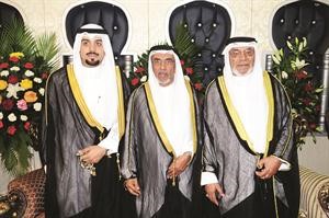 سيد جاسم ابوعبدالله مباركا للمعرس ووالده
