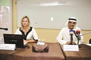 طارق الصالح والى جانبه هنا بريكسي	 سعود سالم﻿