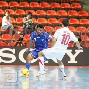 عبدالرحمن المسبحي يحاول تخطي الصربي ملادين كوسيتش 	طلال العبيدي﻿