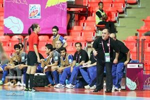 مدرب الازرق الاسباني فونسيكا يوجه اللاعبين﻿