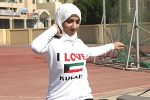 طالبة تستعد لرمي الجلة﻿