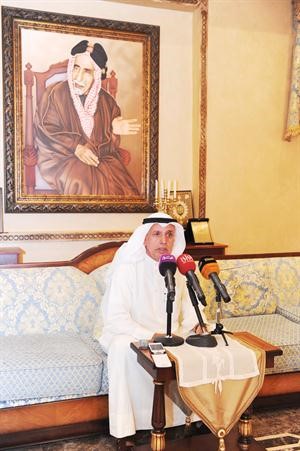 عبدالله الرومي متحدثا للصحافيين﻿