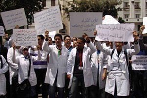 الأطباء المضربون عن العمل في مصر يطالبون بتخفيض أجور العاملين بـ «ديوان وزارة الصحة»