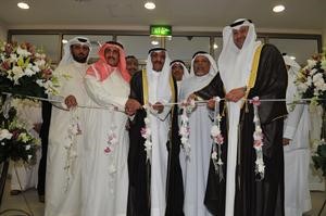 دعلي العبيدي والشيخ علي الجراح والشيخ دابراهيم الدعيج وسعود الراشد يقصون شريط الافتتاح﻿