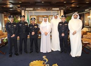 سمو رئيس الوزراء الشيخ جابر المبارك خلال لقائه اللواء يوسف الانصاري وعددا من قياديي الاطفاء بحضور الشيخ صباح الخالد والشيخ محمد العبدالله﻿