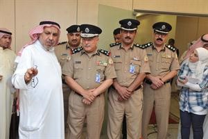علي مراد يشرح للقيادات الامنية سير العمل في ادارة الانتخابات وتبدو الزميلة دارين العلي﻿