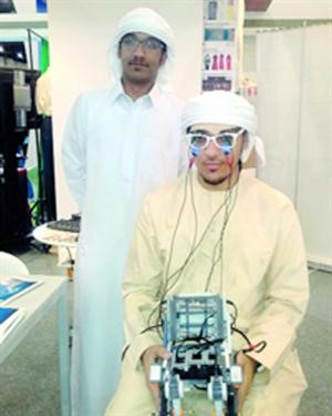 صورة لاثنين من الطلاب الاماراتيين مع اختراعهم