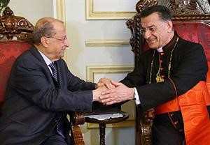 البطريرك الكاردينال بشارة الراعي خلال استقباله الجنرال ميشال عون في بكركي امس محمود الطويل