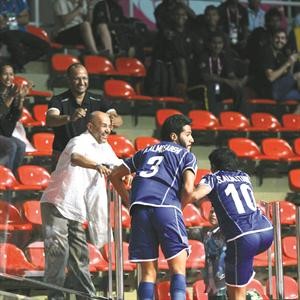 عبدالرحمن المصيبيح وشاكر المطيري وفرحة تسجيل احد الاهداف﻿