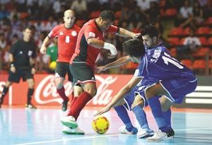 تصد جيد من دفاع الازرق﻿