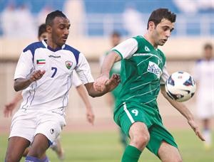 الاردني احمد هايل يحاول ترويض الكرة قبل مدافع الجهراء 	الازرق كوم﻿