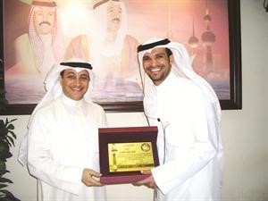 عسكر العنزي يتسلم درعا تذكارية من خالد الفضلي﻿