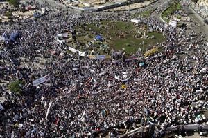 الالاف يشاركون في تظاهرة تطبيق الشريعة في ميدان التحرير امس	افپ﻿