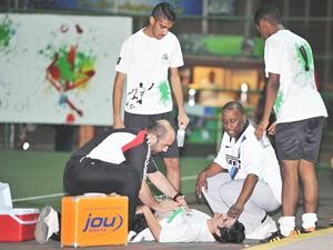 اصابة احد اللاعبين وتقديم الاسعافات له
