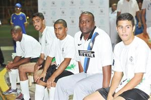 متابعة من الطاقم الفني والبدلاء
