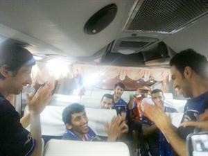اللاعبون يغنون في الباص بعد عودتهم من المباراة امام مصر﻿