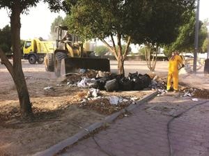 اليات البلدية ترفع كمية من المخلفات
