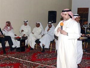 ماضي الخميس متحدثا ويبدو محمد القحطاني وطارق المرزم والزميل عدنان الراشد﻿