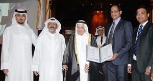 احمد البغلي يتسلم شهادتي الايزو﻿