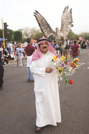 مواطن يحتفل على طريقته﻿