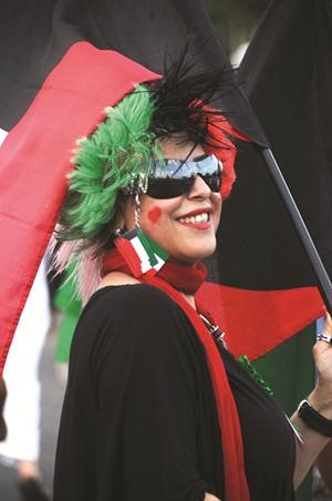 مواطنة تحتفل على طريقتها﻿