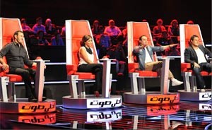 بالصور.. فستان إلهام شاهين الذي أثار السخرية في مهرجان دبي.. وكشف سر ارتداء مدربي «The Voice» نفس الملابس