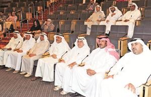 هاني حسين يتقدم الحضور في افتتاح المعرض ﻿