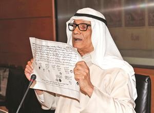 دصالح العجيري مستعرضا وثيقة تاريخية﻿