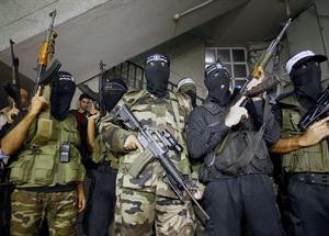 ملثمون فلسطينيون ينتمون الى لجان المقاومة الشعبية خلال مؤتمر صحافي في غزة امس 	افپ﻿