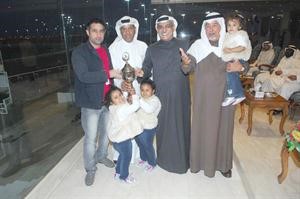 الشيخ علي الحمود وعبدالله فيروز يسلمان كاس الانباء الموسم الماضي
