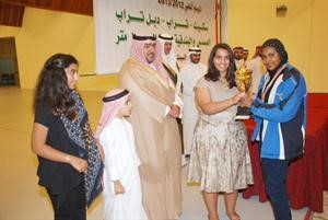 العلي يقدم الجوائز للفائزات﻿