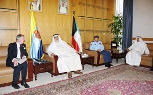 الشيخ احمد الخالد مستقبلا اللورد هيفر بحضور رئيس الاركان ووكيل الدفاع﻿