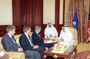 الشيخ احمد الحمود خلال استقباله للوفد البريطاني﻿