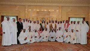 صاحب السمو الامير الشيخ صباح الاحمد مستقبلا الفريق المتقاعد فهد الامير ومجموعة من الضباط المتقاعدين بحضور سمو ولي العهد الشيخ نواف الاحمد﻿