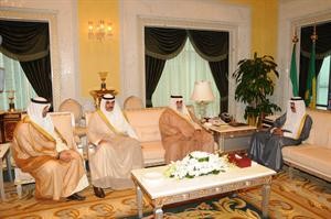 سمو ولي العهد الشيخ نواف الاحمد مستقبلا الشيخ احمد الخالد والشيخ صباح الخالد والشيخ محمد العبدالله﻿