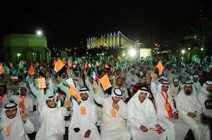 مواطنون يرفعون الاعلام البرتقالية
