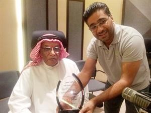 مايك مبلتع يقدم درع قايلة الوفا للفنان المبدع ابراهيم الصولة﻿