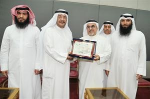 اسماعيل كرم يقدم درعا تذكارية لجريدة الانباء