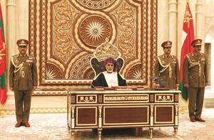 العاهل العماني السلطان قابوس بن سعيد خلال افتتاحه مجلس عمان امس افپ