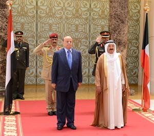 صاحب السمو الامير مستقبلا الرئيس اليمني لدى وصوله الى البلاد