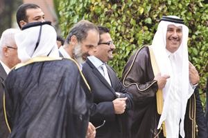 رئيس وزراء قطر ووزير الخارجية الشيخ حمد بن جاسم ال ثاني ووزير الخارجية التونسي رفيق عبدالسلام ورئيس الائتلاف الوطني للمعارضة السورية معز الخطيب خلال وصولهم الى مقر الجامعة العربية في القاهرة امس
