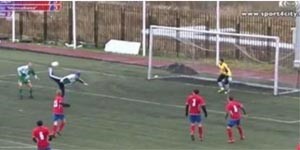 بالفيديو.. هدف خرافي بضربة "رأس" القدم يحير علماء الفيزياء!