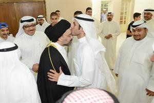 احد الناخبين يقبل القلاف خلال حفل الاستقبال﻿