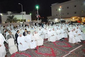 جانب من الحضور خارج مقر الزلزلة﻿
