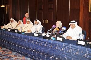 دعبدالله سهر متحدثا خلال الورشة وتبدو منى الدعاس 	قاسم باشا﻿
